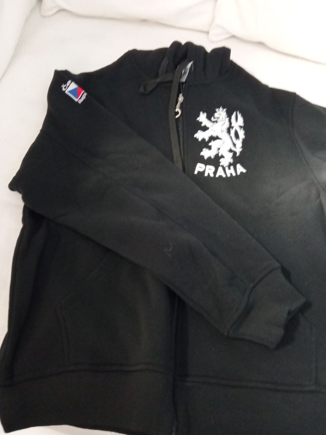 Sudadera Negra con León de Praga