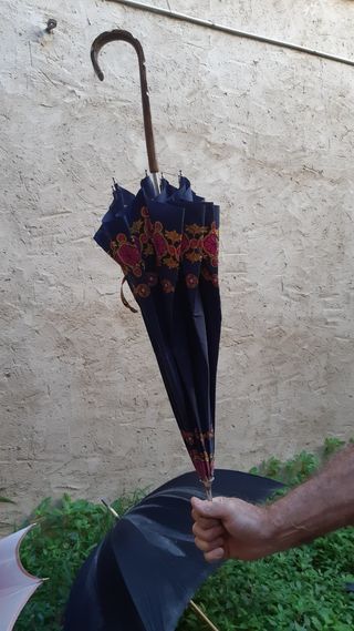 Paraguas antiguos y diversos