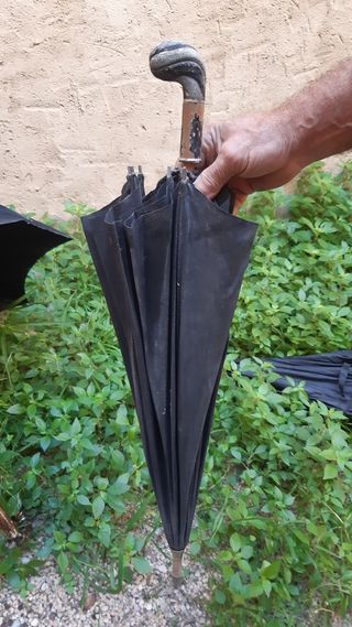 Paraguas antiguos y diversos