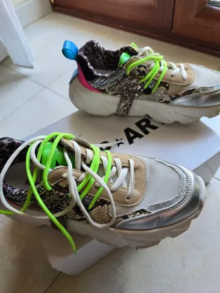 Sneakers multicolor con detalles plateados