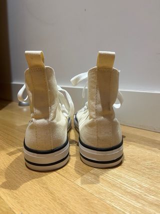 Zapatillas altas estilo Converse beige