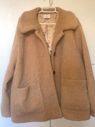 Abrigo beige de pelo sintético