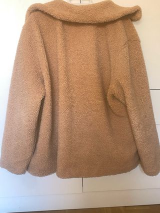 Abrigo beige de pelo sintético