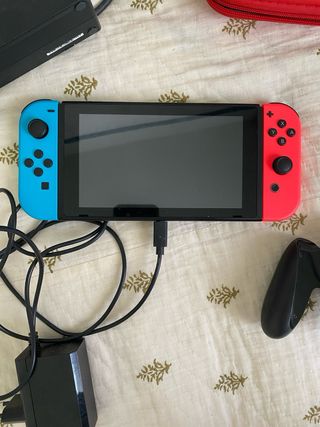 Nintendo Switch Azul y Rojo con accesorios