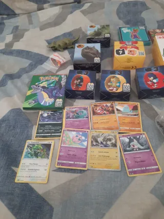 Lote de figuras y cromos