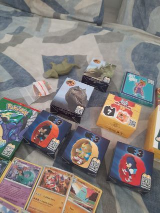 Lote de figuras y cromos