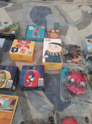 Lote de figuras y cromos