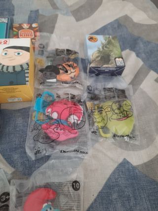 Lote de figuras y cromos