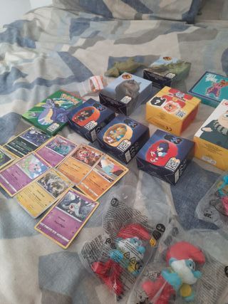 Lote de figuras y cromos