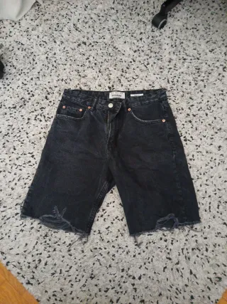 Vaquero corto Pull&Bear negro deshilachado