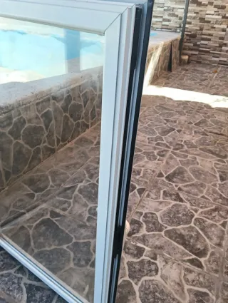 Ventana abatible aluminio blanco