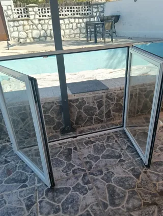 Ventana abatible aluminio blanco