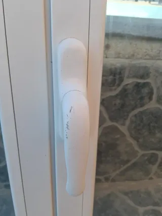 Ventana abatible aluminio blanco