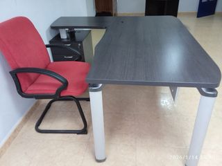 Mesa de oficina negra y gris