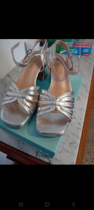 Tacones plateados de tiras