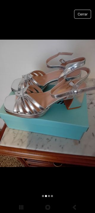 Tacones plateados de tiras
