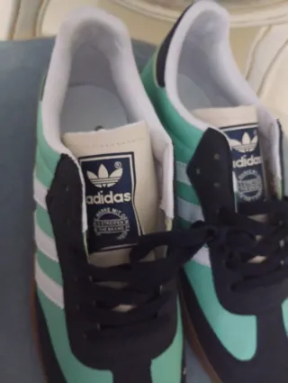 Zapatillas Adidas Hombre azul marino y verde.
