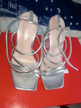 Sandalias plateadas tacón cuadrado