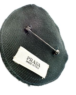 Prada Broche Redondo Negro Bordado