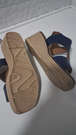Sandalias cuña azul y marrón