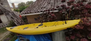 Piragua amarilla en buen estado