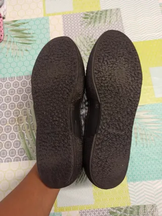 Zapatillas negras acolchadas