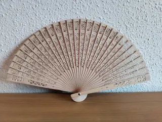Abanico de madera calada