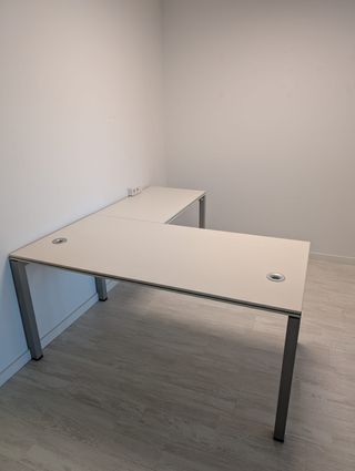 Mesa de oficina L beige y gris