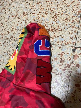 Sudadera roja estilo BAPE– entrega hoy en Móstoles
