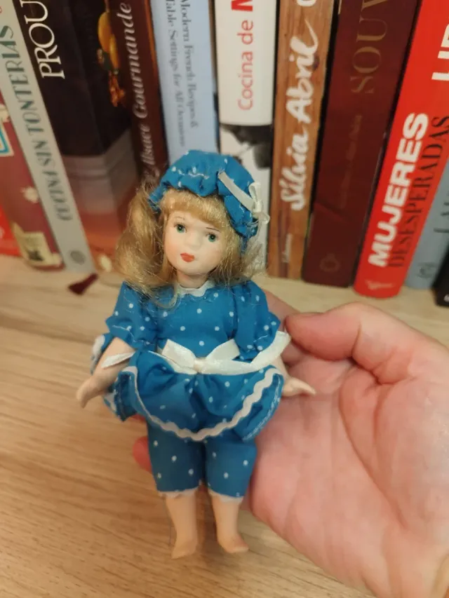Muñeca de cerámica con bañador azul