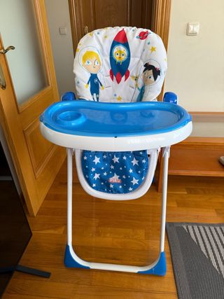 Trona de bebé con diseño espacial