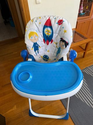 Trona de bebé con diseño espacial