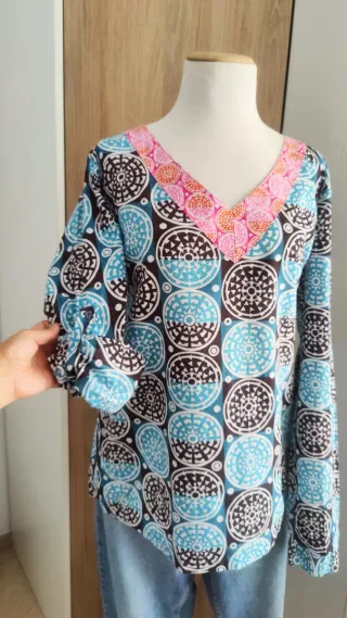 Blusa estampada algodón escote en V colorida M 38