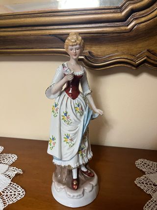 Statuetta donna vintage in porcellana