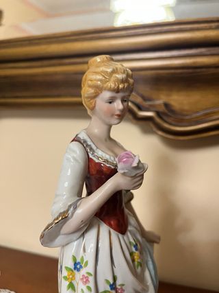 Statuetta donna vintage in porcellana