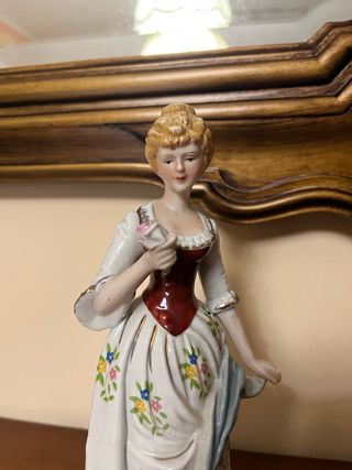 Statuetta donna vintage in porcellana