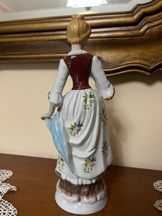 Statuetta donna vintage in porcellana