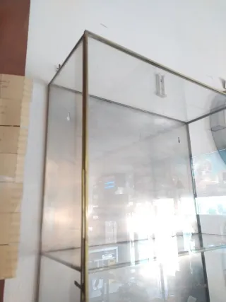 mini vitrina de cristal y metal dorada