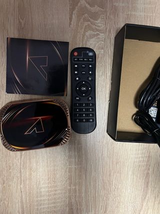 Dispositivo de TV con control remoto