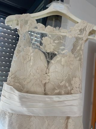 Vestido de Novia Beige con Accesorios