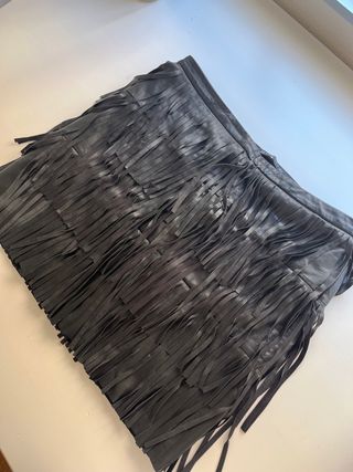 Falda Zara negra de cuero con flecos