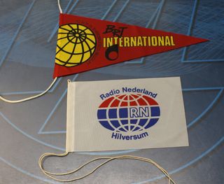2 Banderines Radio Bruselas + Paises Bajos. Años 80-90.