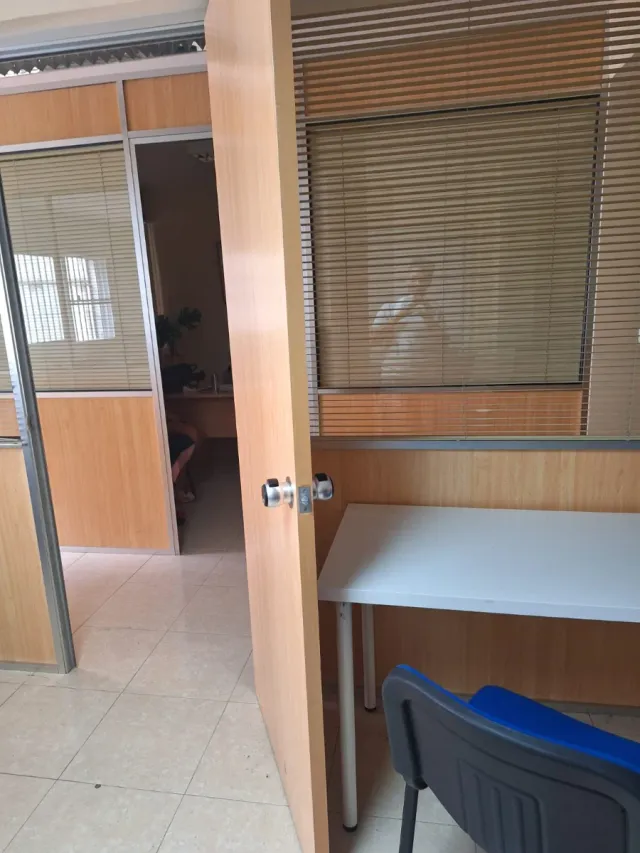 Puerta de madera clara