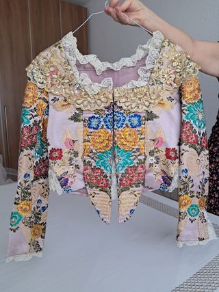 Traje de Fallera bordado floral con manteletas 

