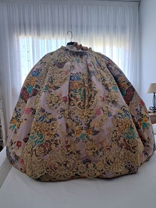 Traje de Fallera bordado floral con manteletas 
