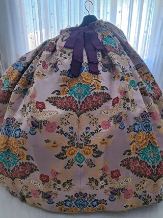 Traje de Fallera bordado floral con manteletas 
