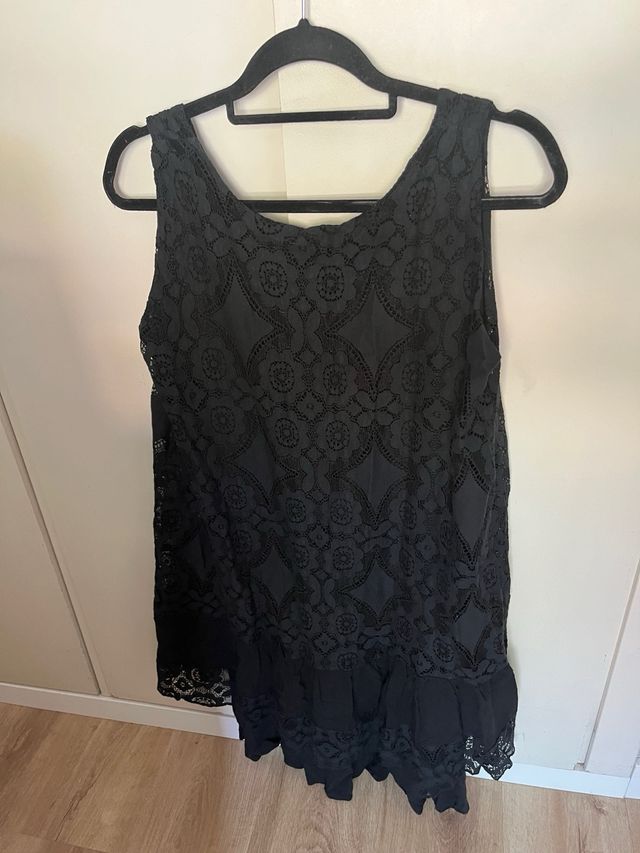 Vestido negro bordado