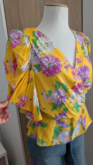 Blusa cruzada estampado flores mangas abullonada