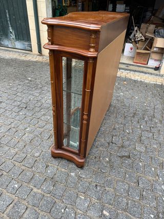 Vitrina de madeira com vidro