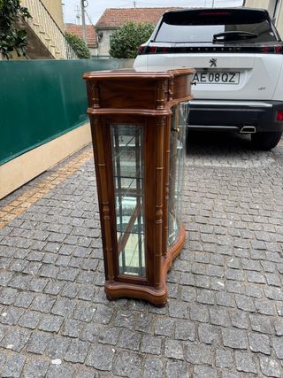 Vitrina de madeira com vidro